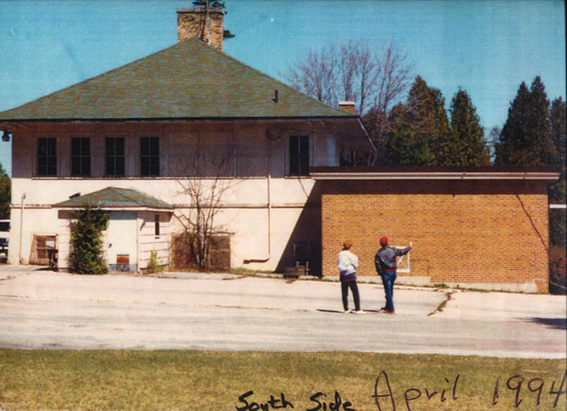Loren and Annie Peil outside the schoolhouse building in 1994